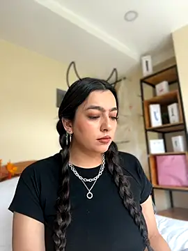 Nicollemays online show from November 2025 03:22:01 PM