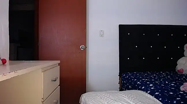 yselahot online show from December 2024 11:49:01 PM