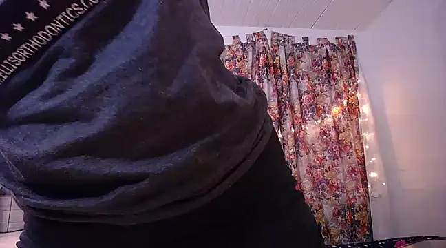 yselahot online show from February 2025 03:32:02 PM