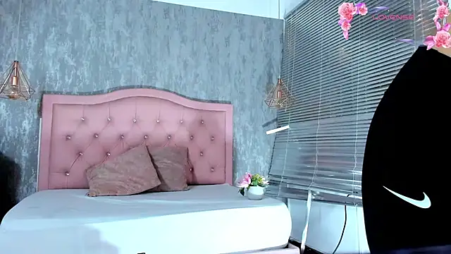 naomidibello online show from July 2026 07:05:01 PM