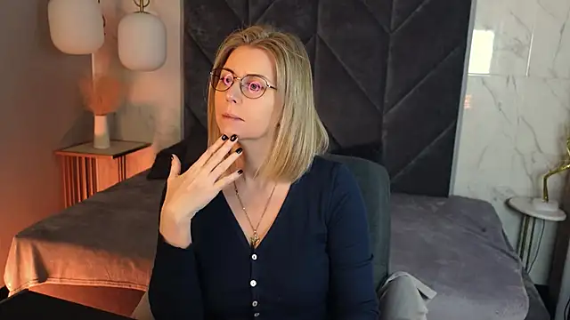 Annie Light online show from December 2025 06:00:01 AM