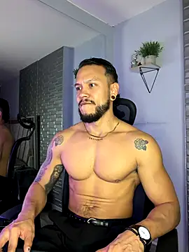 ARON TAYLER01 online show from December 2025 10:33:01 AM