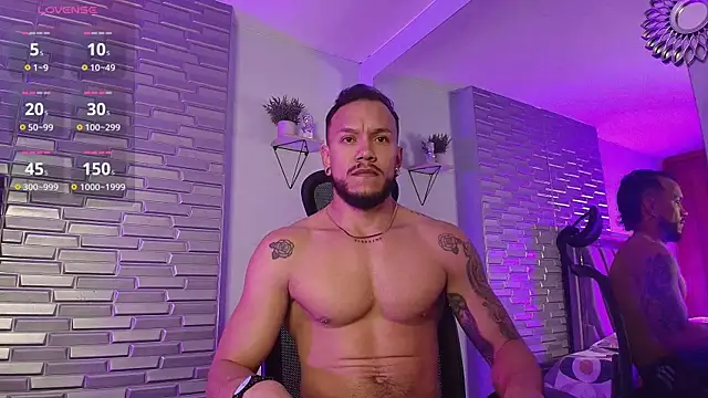 ARON TAYLER01 online show from April 2026 10:43:02 AM