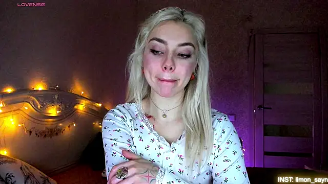 LillyMoure  online show from April 2026 11:24:01 PM