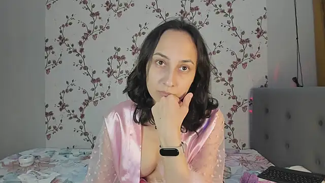 Snapshot of Alisagold90 chatting on February 2025 06:02:02 PM Alisagold90 online show from February 2025 06:02:02 PM