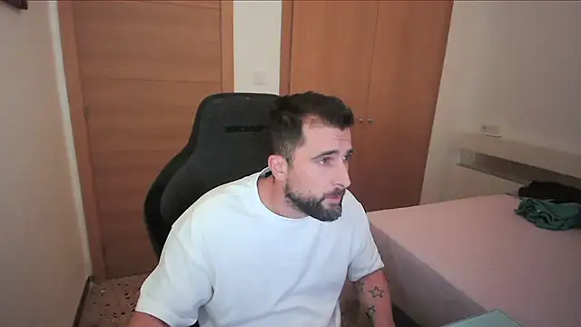 Snapshot of alex877x chatting on November 2025 10:41:02 PM alex877x online show from November 2025 10:41:02 PM