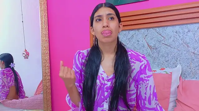 Snapshot of littlee_emilyy_ chatting on April 2026 05:30:01 PM littlee emilyy online show from April 2026 05:30:01 PM