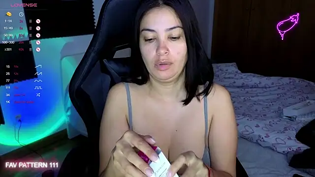 Snapshot of AnnaQueen chatting on May 2026 02:17:02 AM AnnaQueen online show from May 2026 02:17:02 AM