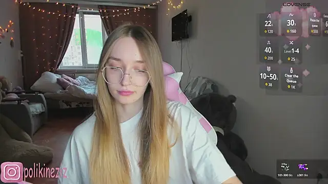 Snapshot of MoonDust chatting on April 2026 04:02:02 PM MoonDust online show from April 2026 04:02:02 PM