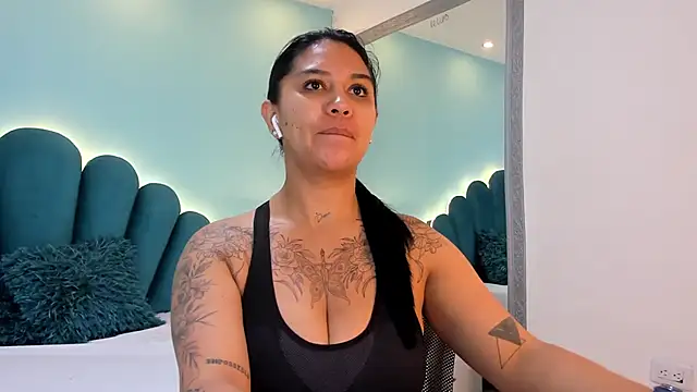 sharlott18 online show from January 2026 12:32:02 PM