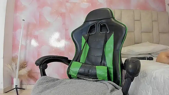 aida rose  online show from November 2025 05:33:01 PM