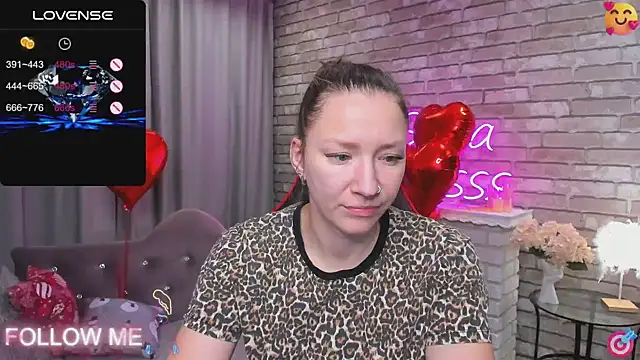 Snapshot of SarahCoksss chatting on February 2025 11:58:02 PM SarahCoksss online show from February 2025 11:58:02 PM