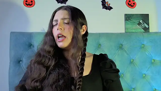 Paola Lyon  online show from October 2025 06:38:02 PM