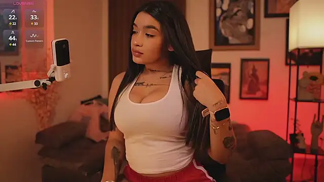 HannahW  online show from December 2024 03:24:02 PM