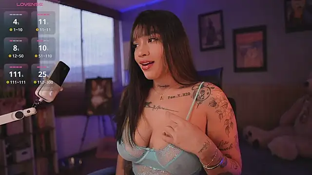 HannahW  online show from November 2025 09:43:02 PM