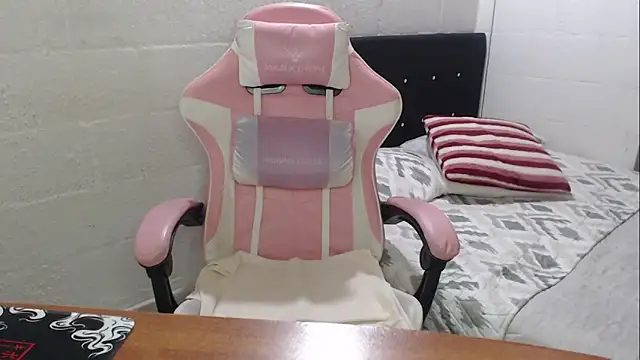 jade04 roberts online show from October 2025 11:49:01 PM