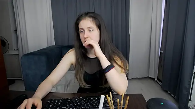Holliy Cooper online show from June 2026 08:05:02 AM