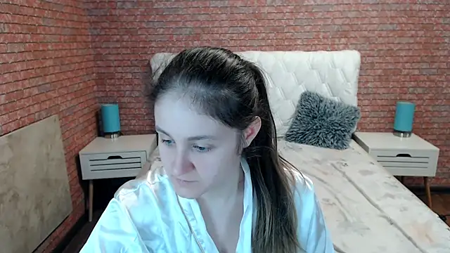 Holliy Cooper online show from June 2026 07:24:01 AM