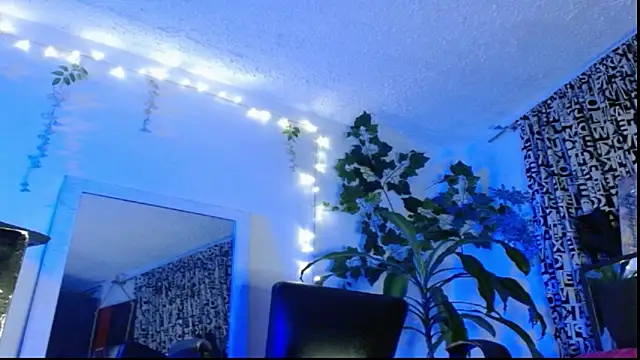 Snapshot of DULCE_ZOE chatting on February 2025 12:43:02 AM DULCE ZOE online show from February 2025 12:43:02 AM