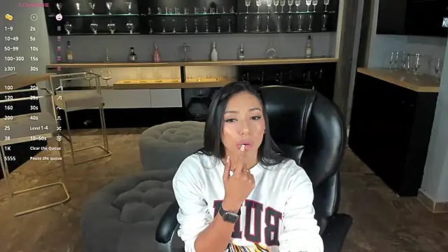 LizzHamilton   online show from January 2025 09:23:02 PM