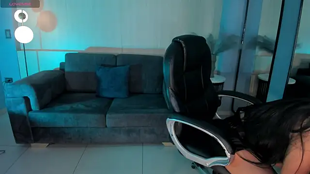 LizzHamilton   online show from March 2025 09:15:01 PM