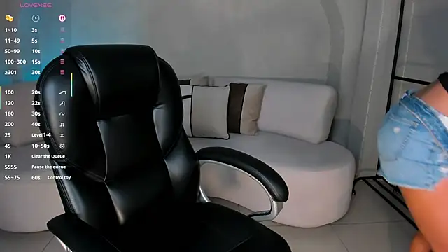 LizzHamilton   online show from November 2025 09:03:01 PM