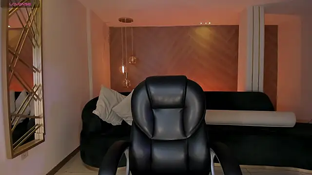 LizzHamilton   online show from November 2025 09:28:01 PM