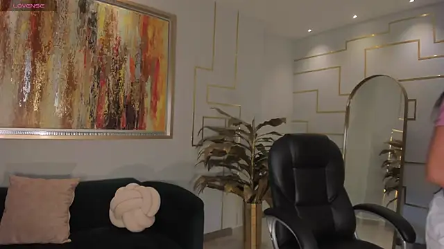 LizzHamilton   online show from February 2026 05:03:01 PM