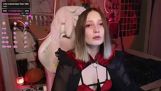 Snapshot of Evie_Ro chatting on October 2025 08:43:01 PM Evie Ro online show from October 2025 08:43:01 PM